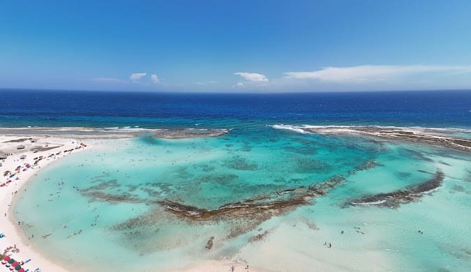 Aruba com mar azul, sol constante e opções de resorts all inclusive