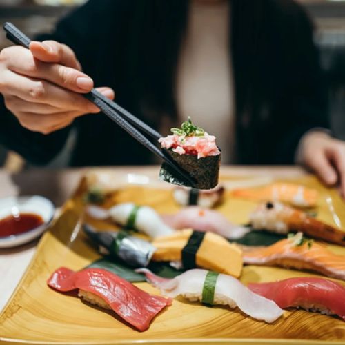 Aula de culinária aprendendo a fazer sushi tradicional