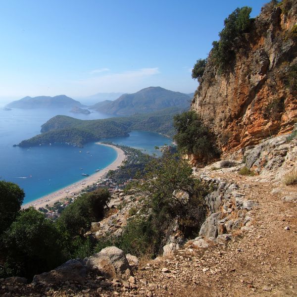 Aventureiro caminhando pelas trilhas da Lycia Way no Mediterrâneo turco.