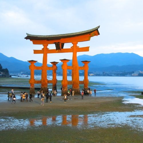Portal flutuante do Santuário Itsukushima na ilha de Miyajima