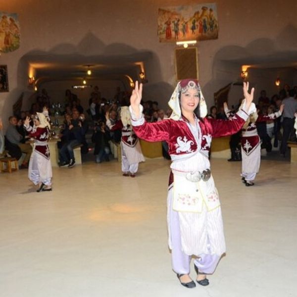 Jantar tradicional em restaurante local com danças turcas