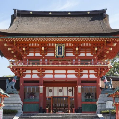 Santuário Fushimi Inari com seus milhares de portões torii vermelhos