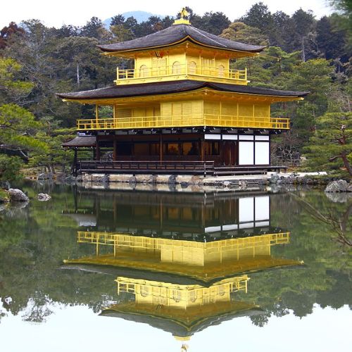Templo Kinkaku-ji (Pavilhão Dourado) refletido no lago
