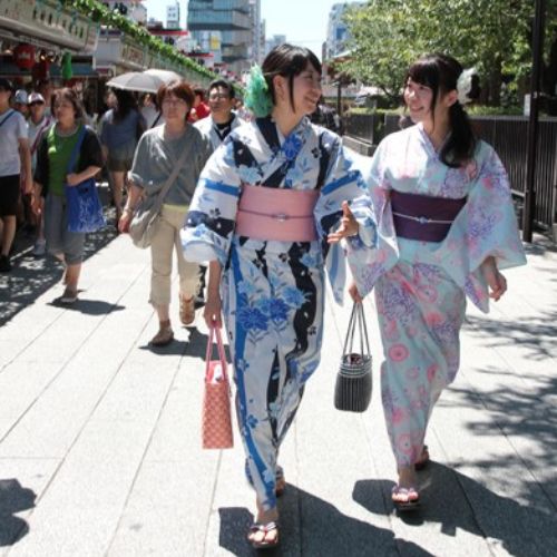 Turista vestindo kimono tradicional nas ruas de Kyoto
