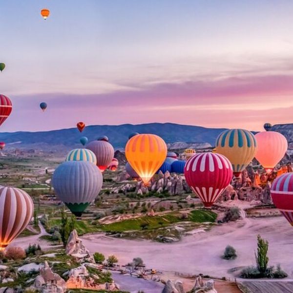 Voo de balão sobre as chaminés de fada na Capadócia ao amanhecer