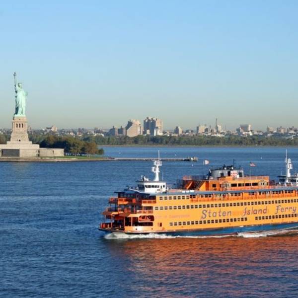 Ferry para Staten Island ao pôr do sol
