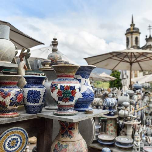 Degustação de queijos e vinhos em uma adega histórica em Minas Gerais