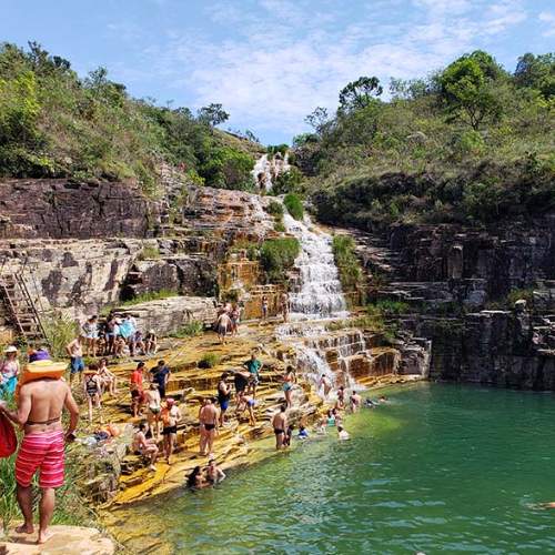 Cachoeira cristalina em Capitólio cercada por natureza.