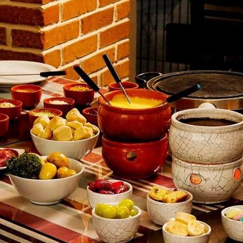 Experiências gastronômicas em Gramado com fondue e culinária típica