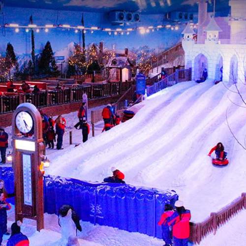 Família se divertindo no Snowland em Gramado