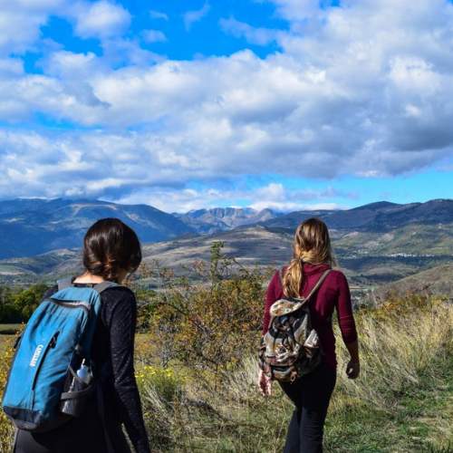 Pessoas fazendo rapel em uma das cachoeiras do Parque Nacional da Serra do Cipó.
